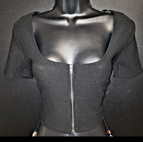 Black Rigged Crop Top - Picture 1 of 2